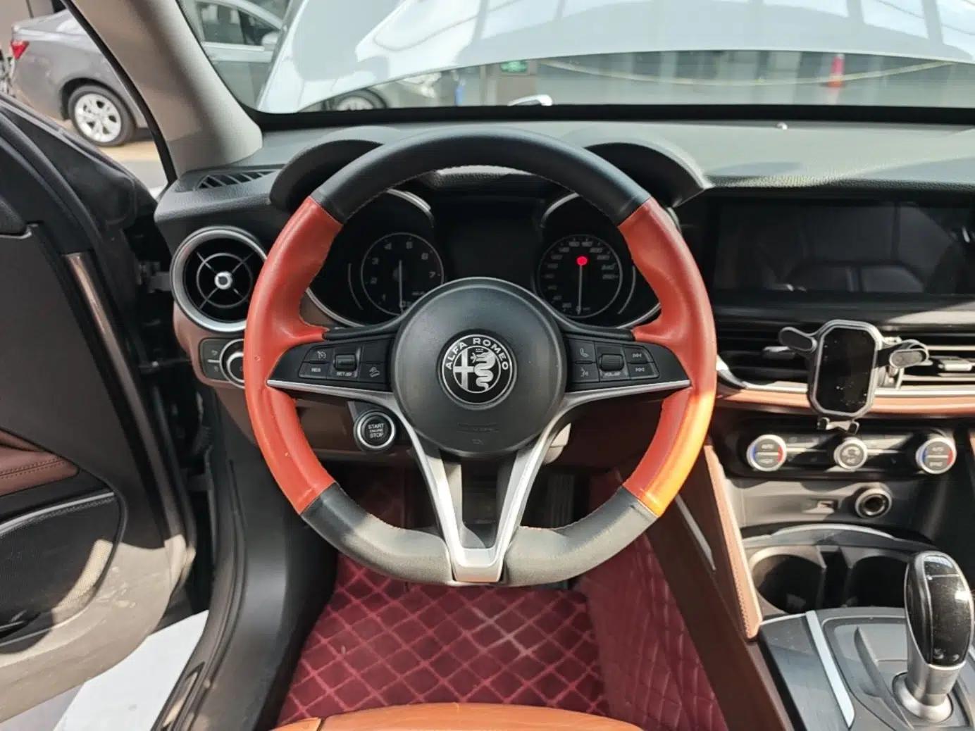 Alfa Romeo Stelvio 2017 2.0T 200HP Luxury Edition — миниатюра 13