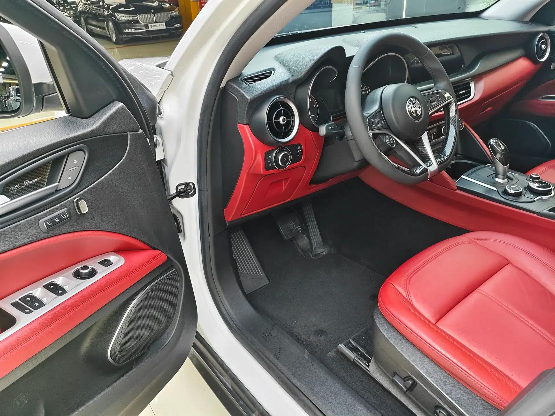 Alfa Romeo Stelvio 2017 2.0T 200HP Elite Edition — миниатюра 13