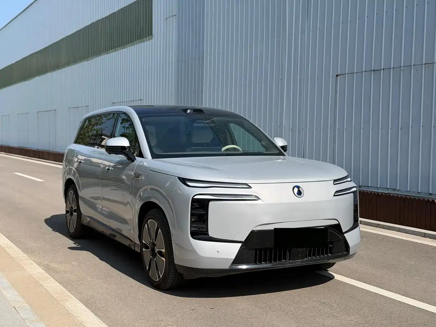 Denza N8 2023 All-Wheel Drive Super Hybrid Flagship Six-Seater Edition — миниатюра 3