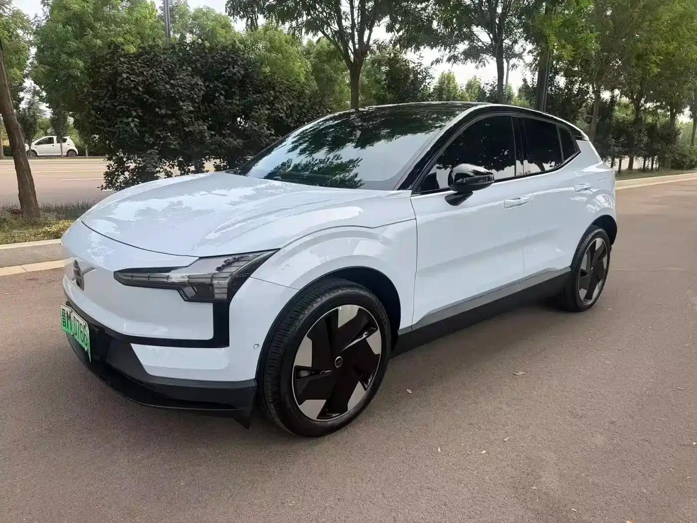 Volvo EX30 2025 Rear-Wheel Drive Long Range Ultra — миниатюра 1