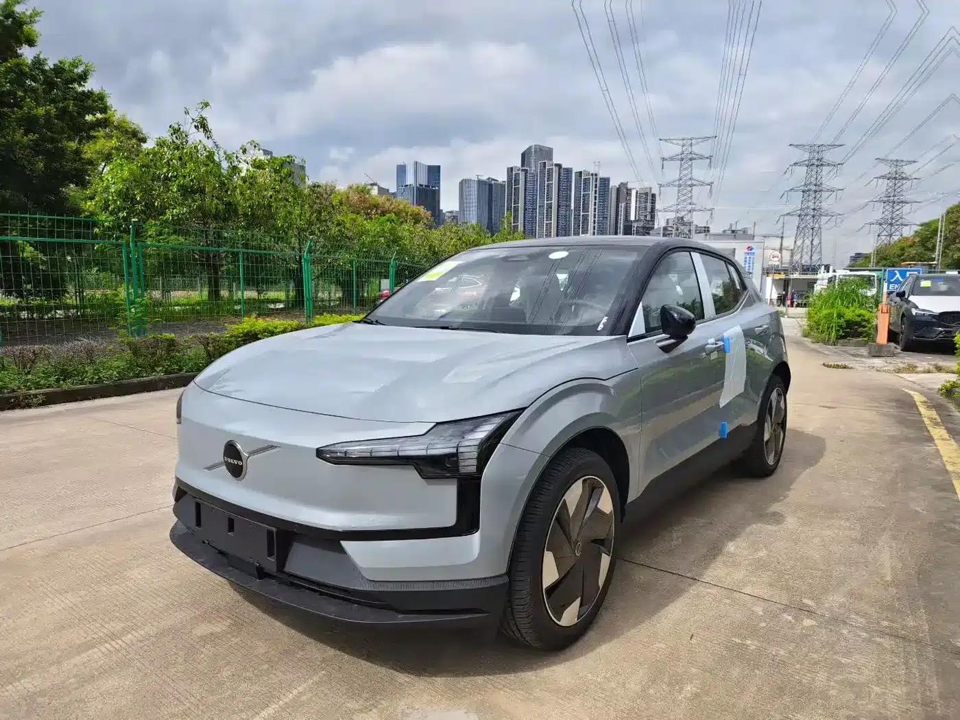 Volvo EX30 2025 Rear-Wheel Drive Long Range Plus — миниатюра 1
