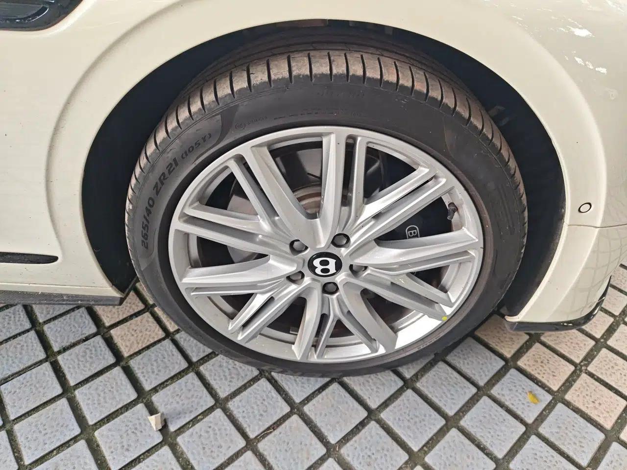 Bentley Flying Spur Plug-in Hybrid 2024 2.9T V6 Hybrid — миниатюра 8