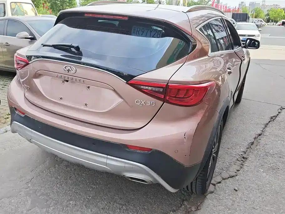 Infiniti QX30 2017 2.0T AWD Fashion Edition — миниатюра 3