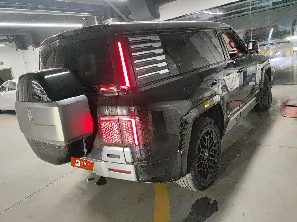 Looking up at the 2023 U8 Luxury Edition — миниатюра 2