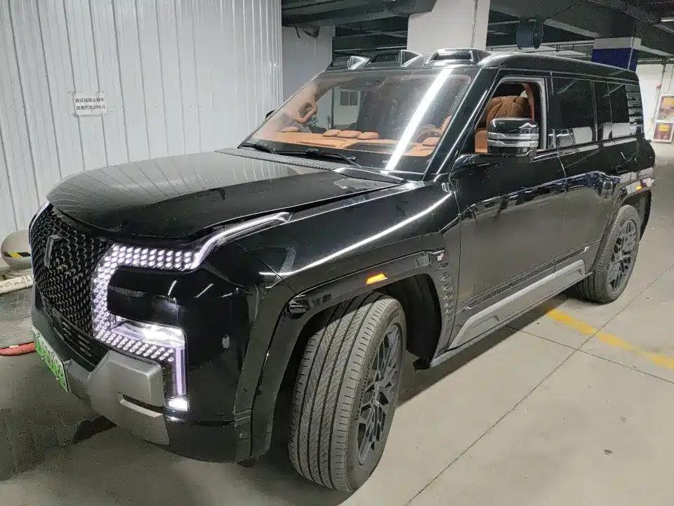 Looking up at the 2023 U8 Luxury Edition — миниатюра 3