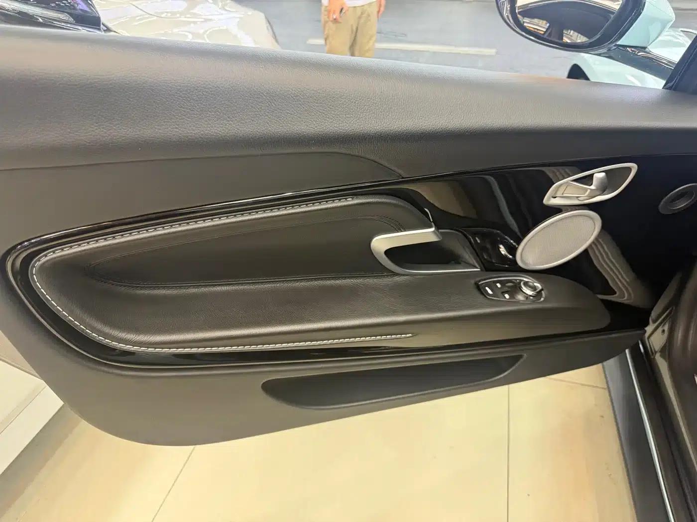 Aston Martin DB11 2019 4.0T V8 Coupe — миниатюра 7