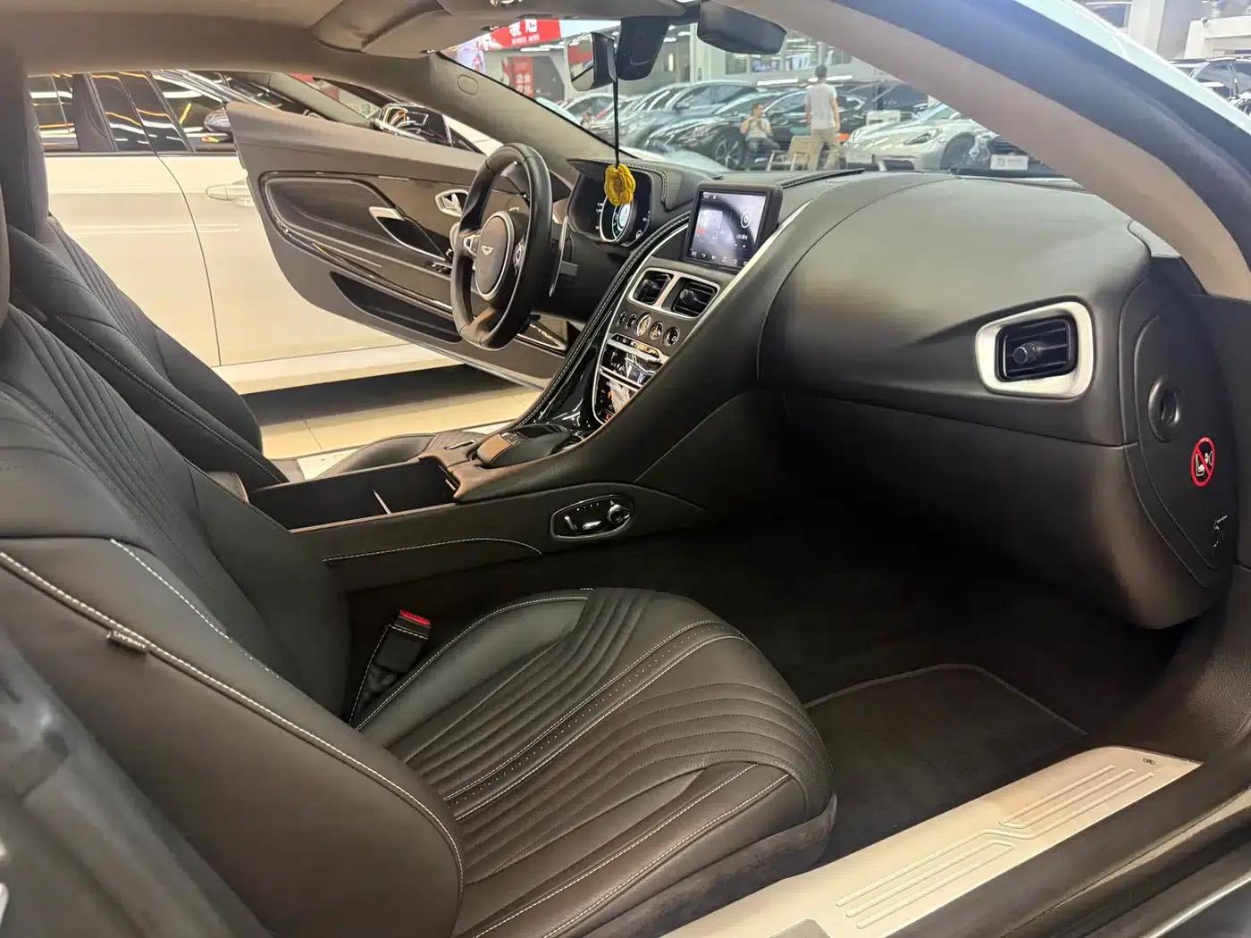 Aston Martin DB11 2019 4.0T V8 Coupe — миниатюра 10