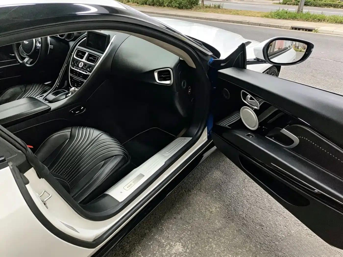 Aston Martin DB11 2019 4.0T V8 Coupe — миниатюра 6