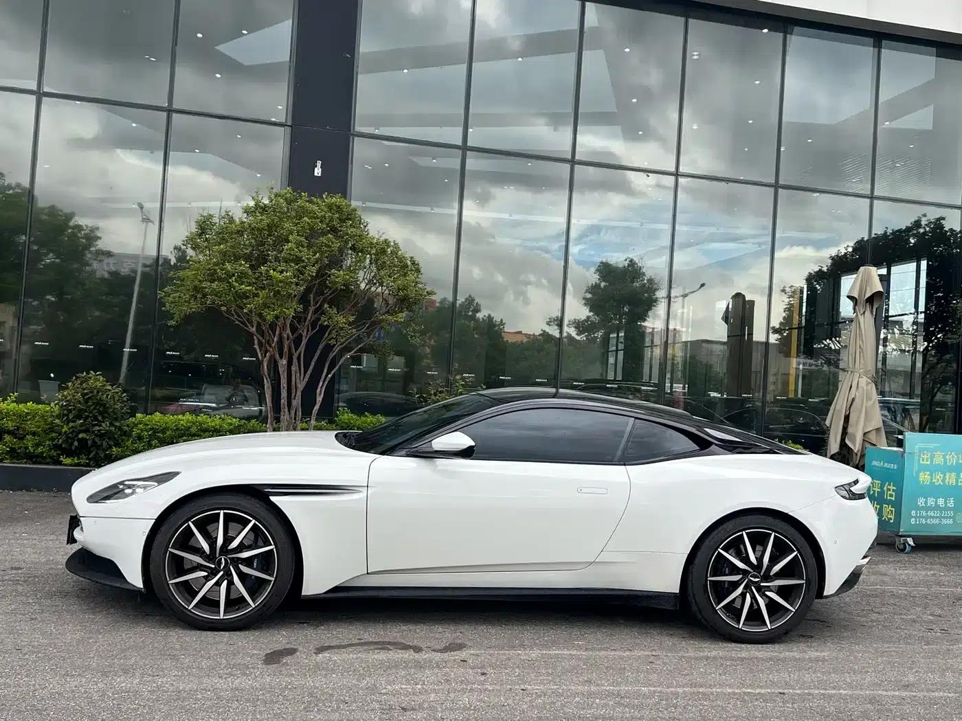 Aston Martin DB11 2020 4.0T V8 Coupe — миниатюра 3