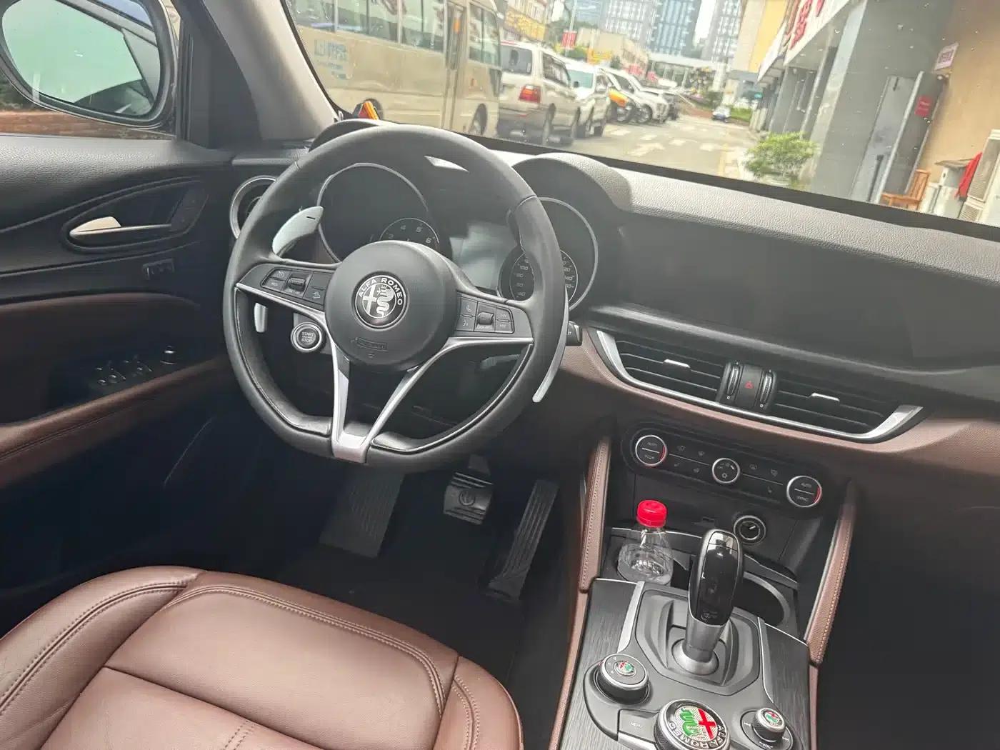2017 Stelvio 2.0T 200HP Elite Edition — миниатюра 6