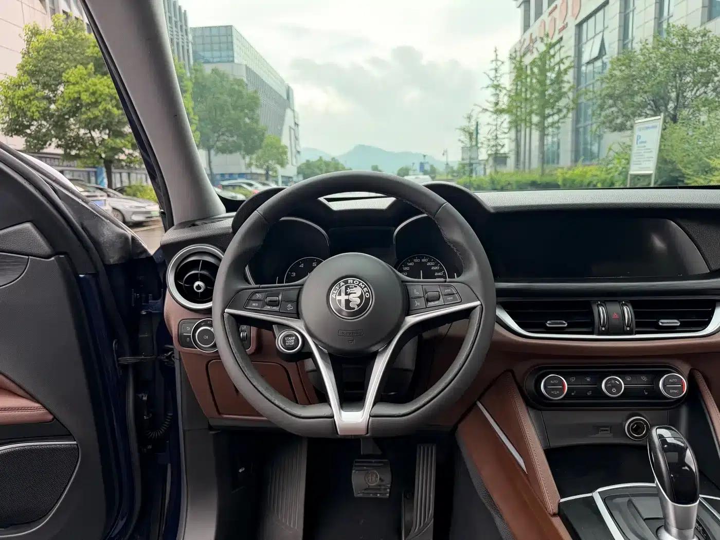 2017 Stelvio 2.0T 200HP Elite Edition — миниатюра 16
