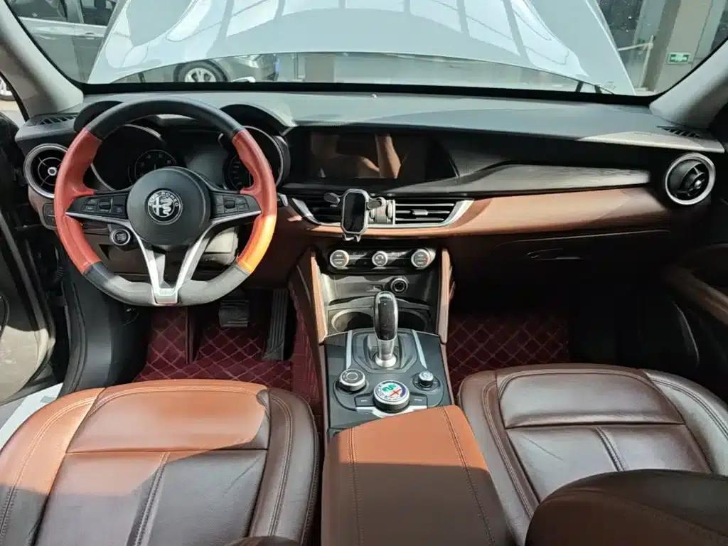 2017 Stelvio 2.0T 200HP Luxury Edition — миниатюра 10