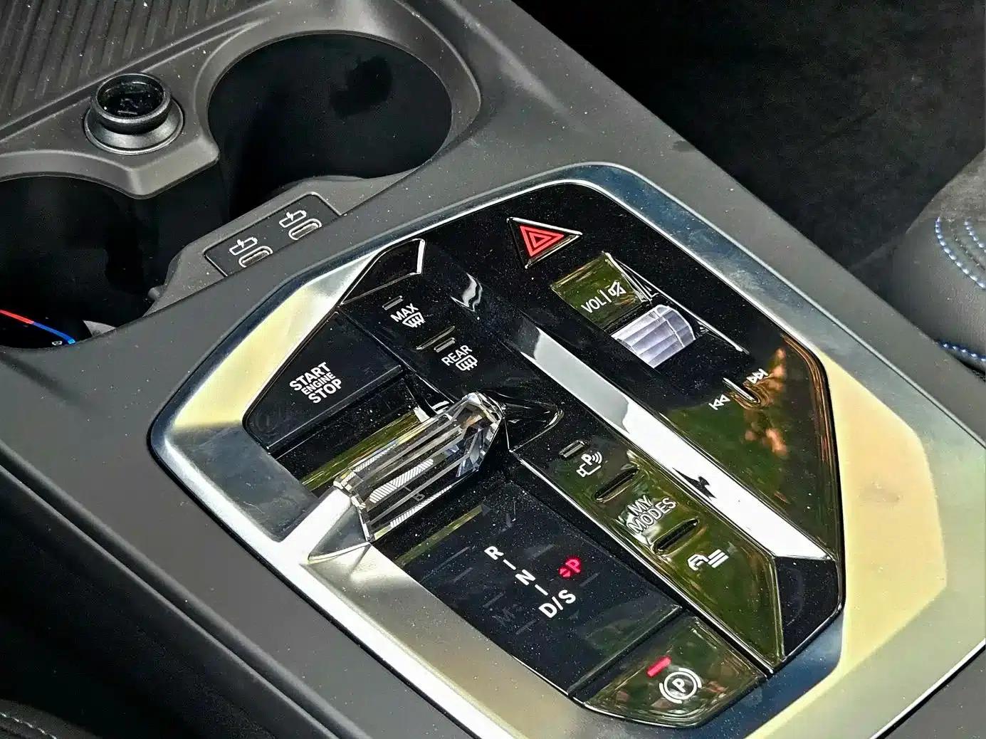 2025 BMW M235L — миниатюра 17