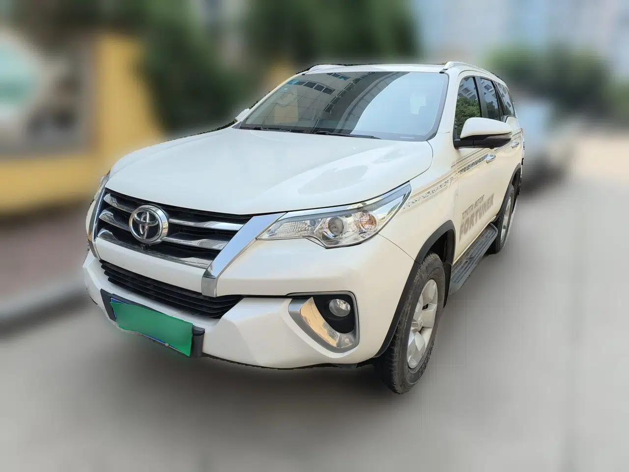 Toyota Fortuner 2018 Toyota Fortuner (Imported) 2.7 Automatic, Seven-Seater, Three Airbags, No Sunroof — миниатюра 1