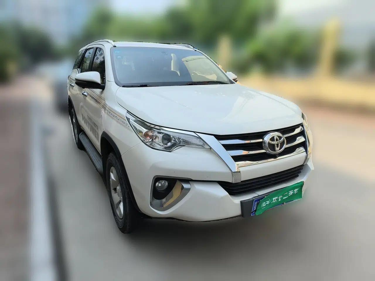 Toyota Fortuner 2018 Toyota Fortuner (Imported) 2.7 Automatic, Seven-Seater, Three Airbags, No Sunroof — миниатюра 3