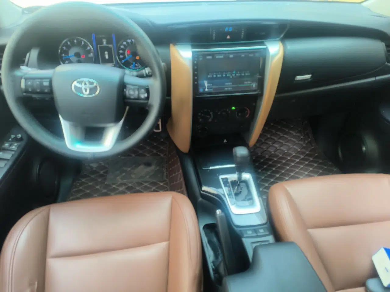 Toyota Fortuner 2018 Toyota Fortuner (Imported) 2.7 Automatic, Seven-Seater, Three Airbags, No Sunroof — миниатюра 9