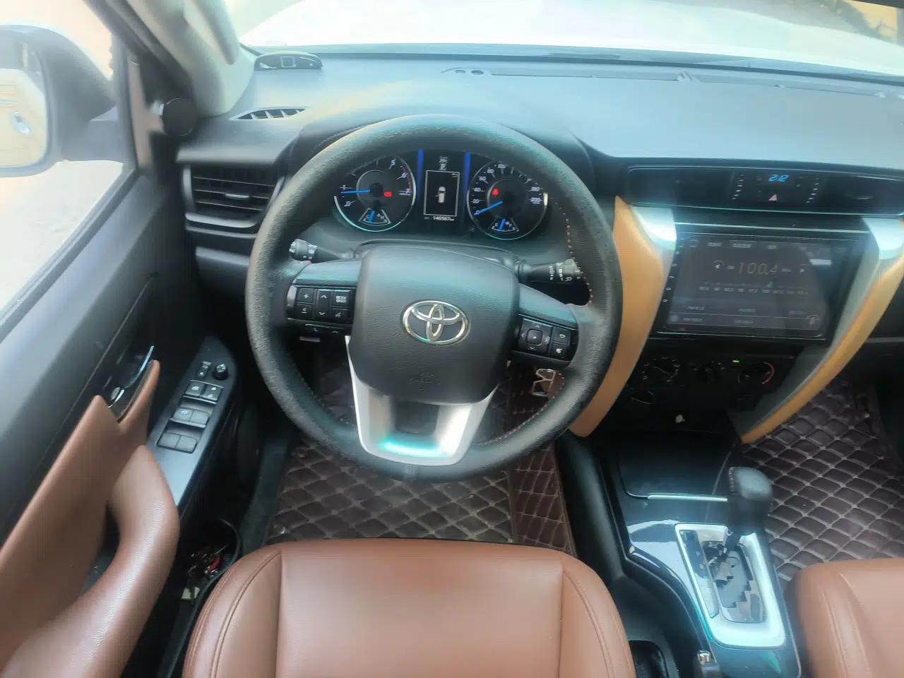 Toyota Fortuner 2018 Toyota Fortuner (Imported) 2.7 Automatic, Seven-Seater, Three Airbags, No Sunroof — миниатюра 10