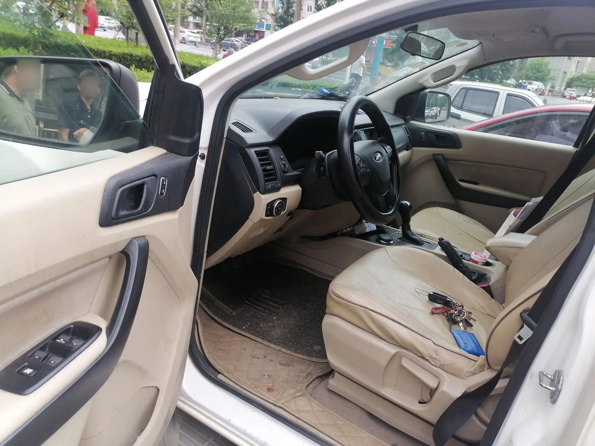 Ford Everest 2016 2.0T Gasoline Automatic 4x4 Elite Edition — миниатюра 16