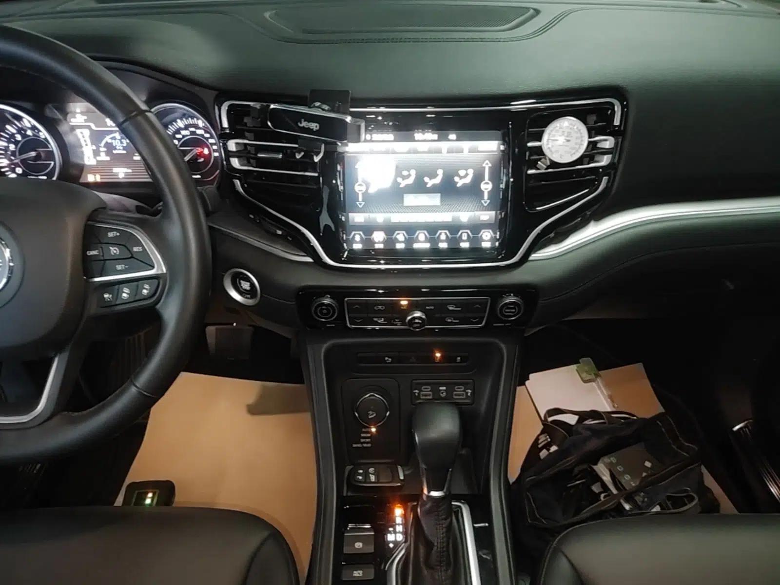 Jeep Grand Commander 2020 2.0T Four-Wheel Drive Elite Enhanced Edition — миниатюра 15