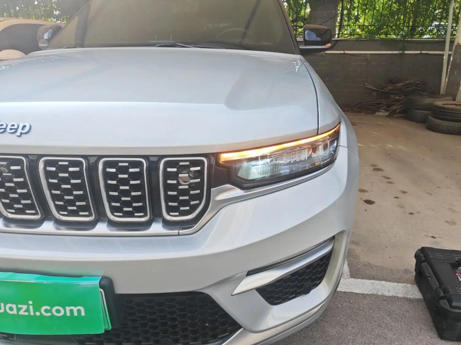 Jeep Grand Cherokee New Energy 2023 4xe Summit Edition — миниатюра 8