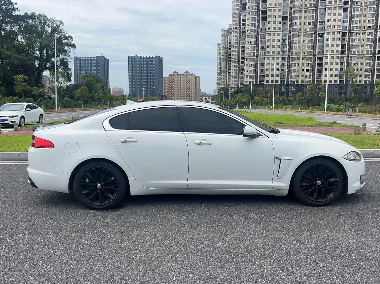 Jaguar XF 2014 XF 2.0T Luxury Edition — миниатюра 6