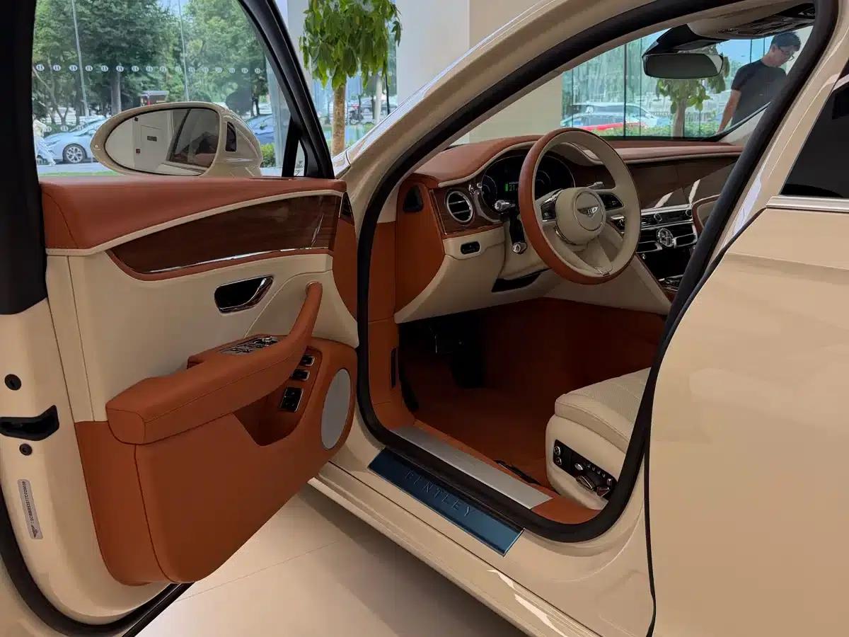 2026 Mercedes-Benz Flying Spur Plug-in Hybrid 4.0T V8 Standard Edition — миниатюра 6