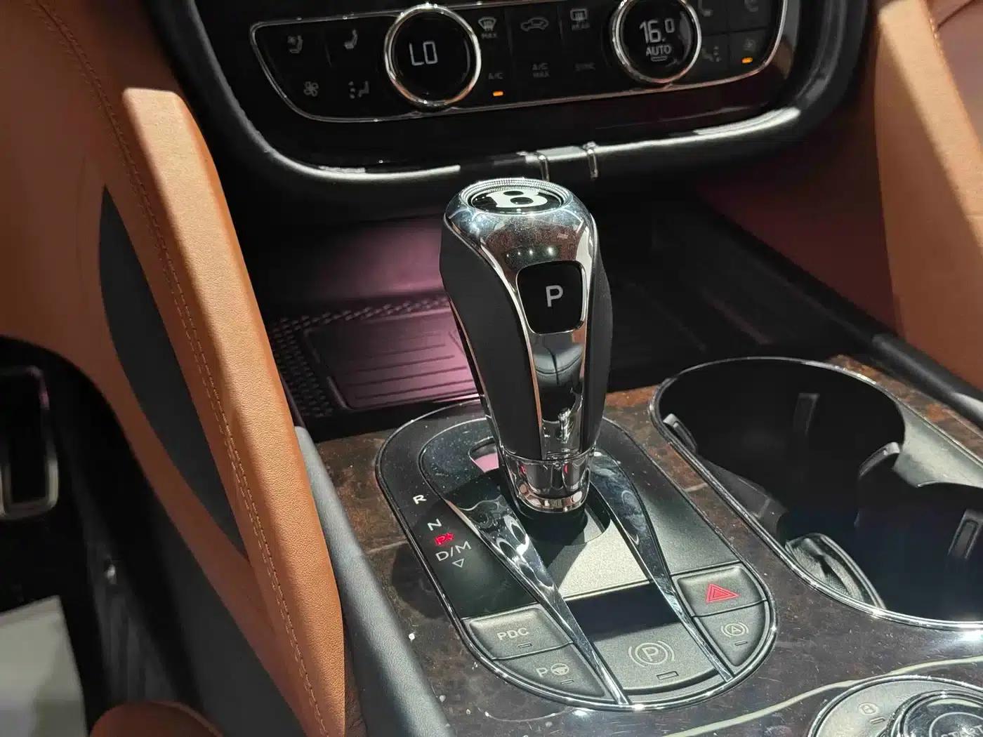 Bentayga Plug-in Hybrid 2021 3.0T PHEV — миниатюра 9