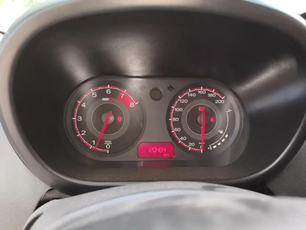 MG 3 2014 1.3L Manual Comfort Edition — миниатюра 11