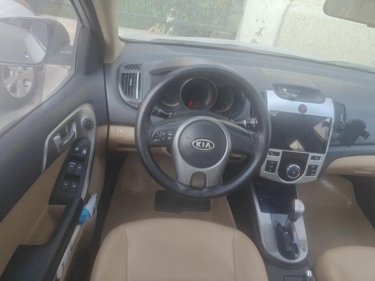 Kia Forte 2011 1.6L AT Premium — миниатюра 10