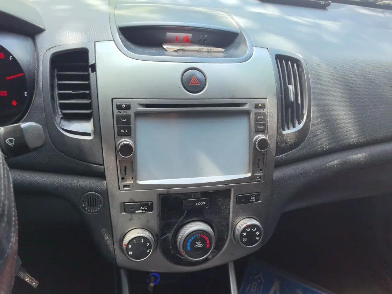 Kia Forte 2012 1.6L MT GLS Commemorative Edition — миниатюра 13