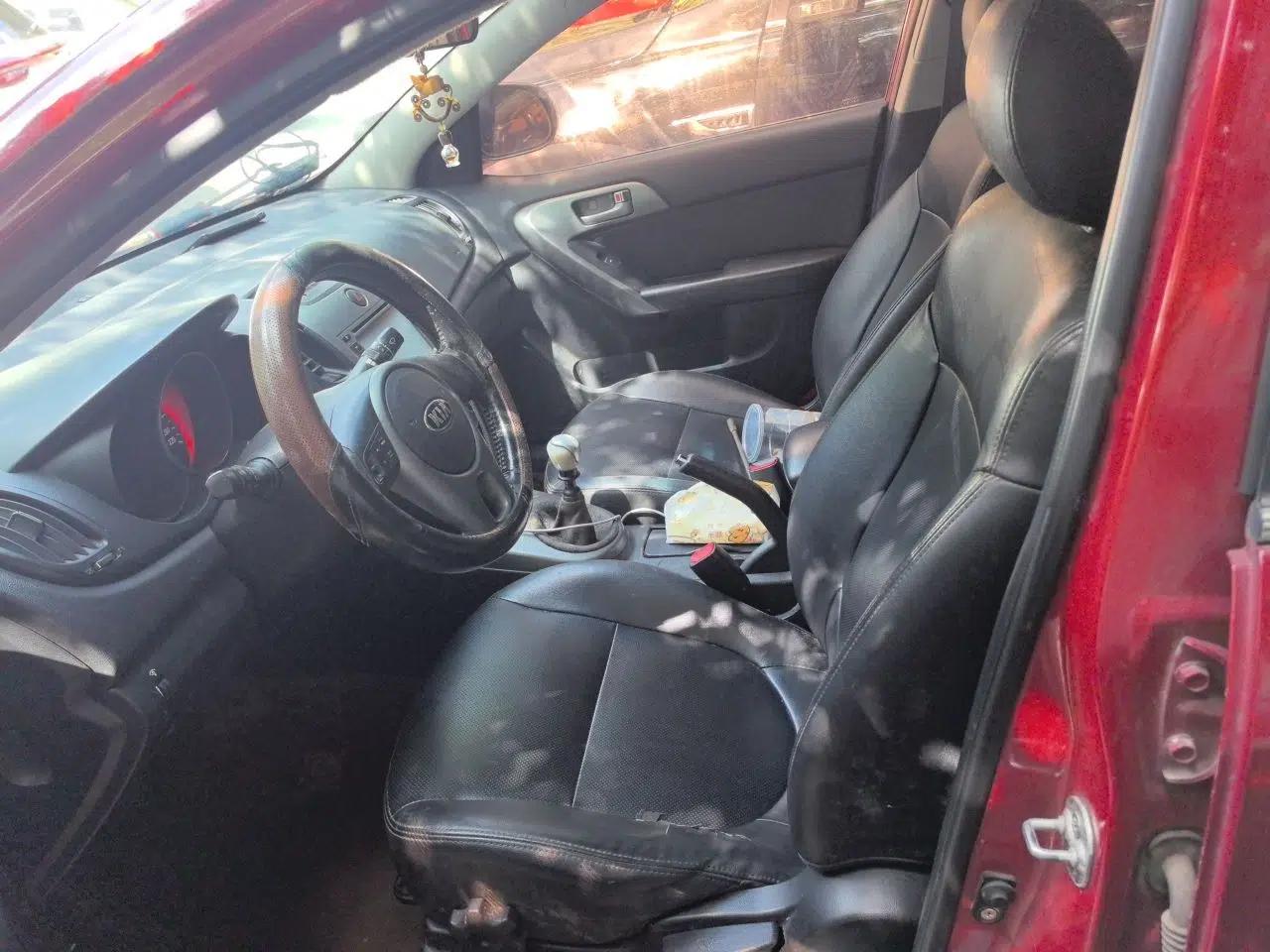 Kia Forte 2012 1.6L MT GLS Commemorative Edition — миниатюра 15