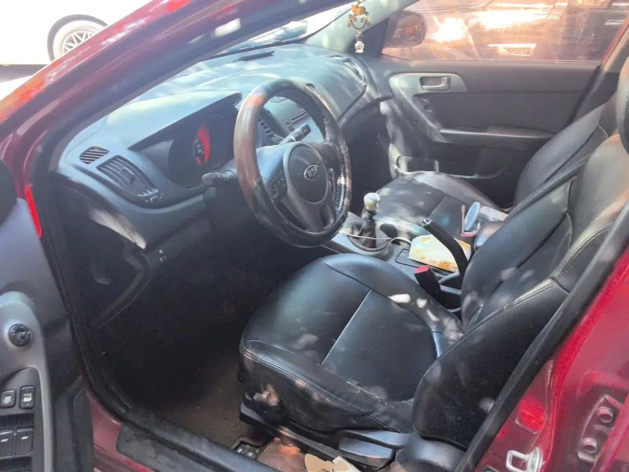 Kia Forte 2012 1.6L MT GLS Commemorative Edition — миниатюра 16