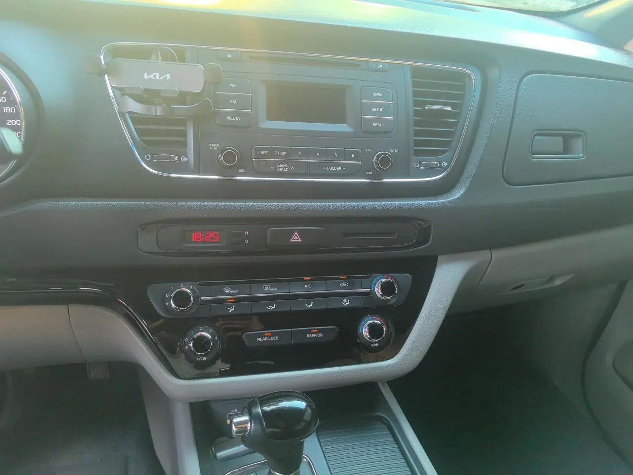 Kia Carnival 2015 2.2T Comfort Edition China IV Standard — миниатюра 13
