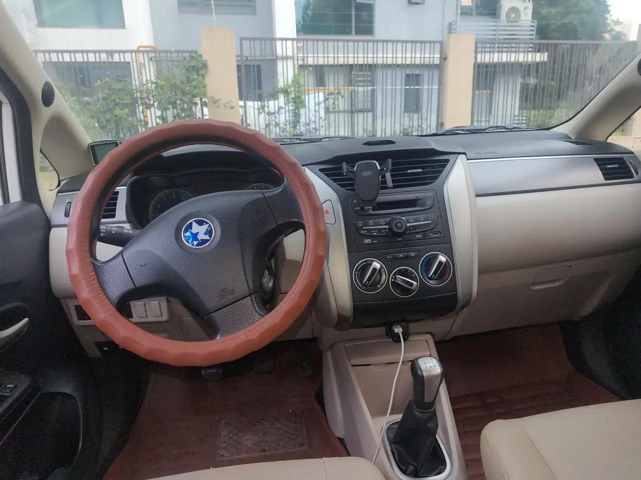 Venucia R50 2015 1.6L Manual Fashion Edition — миниатюра 9