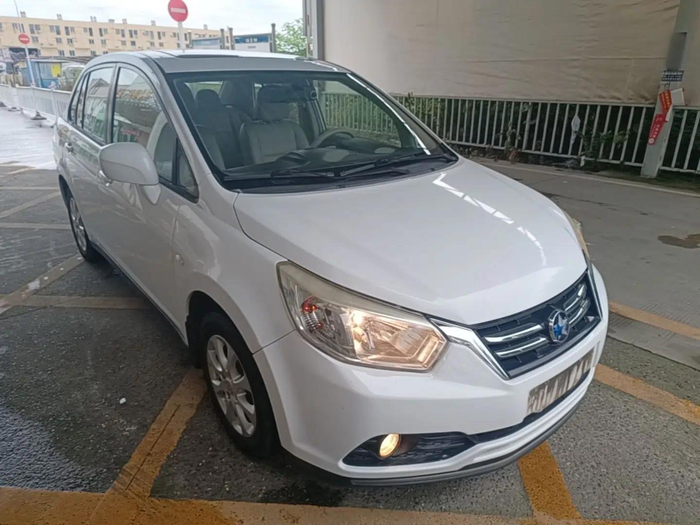 Venucia D50 2015 1.6L Manual Luxury Edition — миниатюра 3