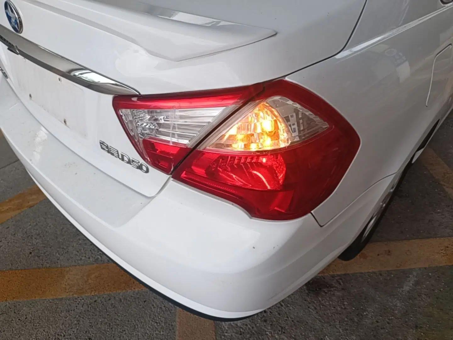 Venucia D50 2015 1.6L Manual Luxury Edition — миниатюра 9