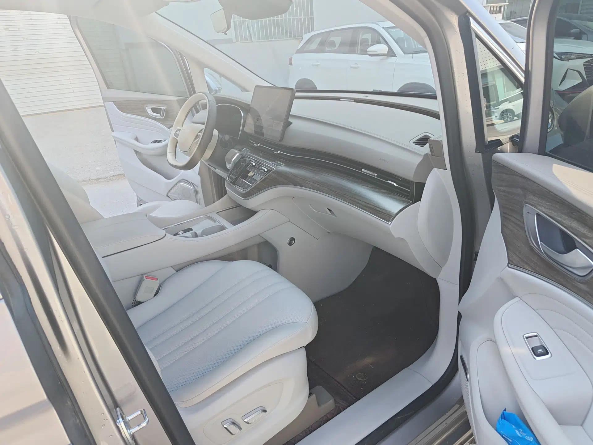 Roewe iMAX8 New Energy 2025 1.5T DMH Lu Zun Deluxe Edition — миниатюра 12