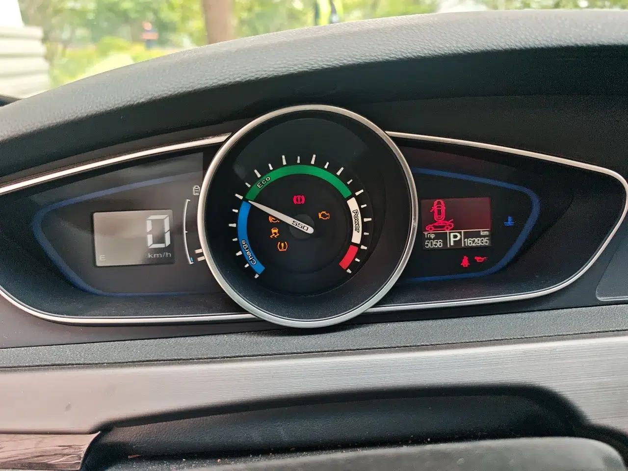 Roewe e550 2016 Deluxe Edition — миниатюра 11