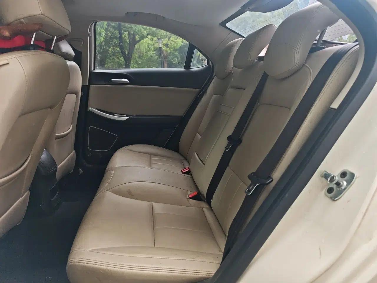 Roewe e550 2016 Deluxe Edition — миниатюра 17