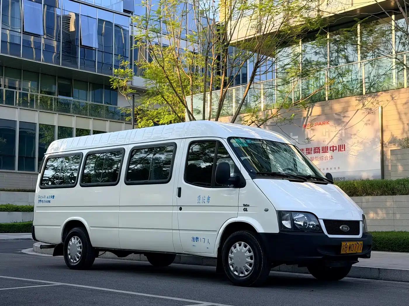 Classic Ford Transit 2016 Model 2.8T Extended Wheelbase 17 Seats High Roof Dual Rear Tires Ice White JX493ZLQ4 — миниатюра 2