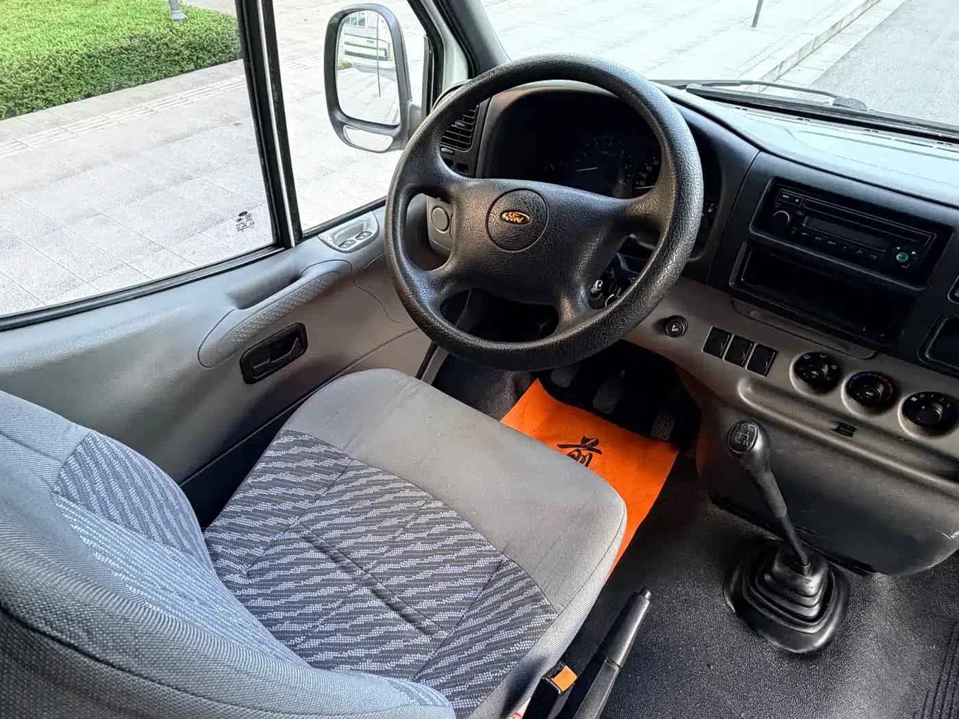 Classic Ford Transit 2016 Model 2.8T Extended Wheelbase 17 Seats High Roof Dual Rear Tires Ice White JX493ZLQ4 — миниатюра 6