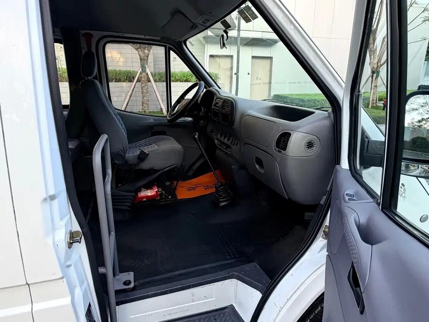 Classic Ford Transit 2016 Model 2.8T Extended Wheelbase 17 Seats High Roof Dual Rear Tires Ice White JX493ZLQ4 — миниатюра 8