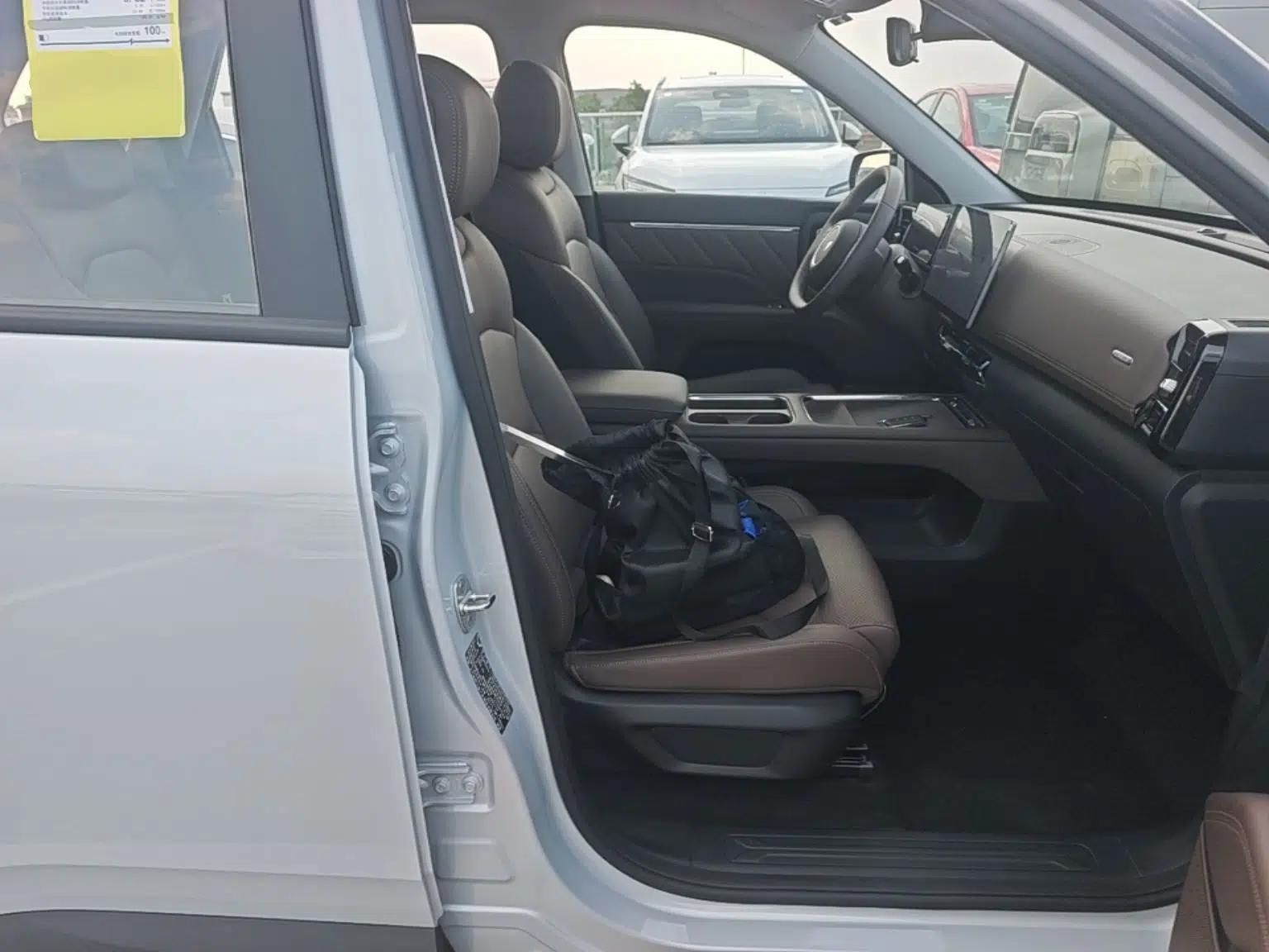 Wuling Xingguang 560 New Energy 2026 Model, Plug-in Hybrid, 125 km, Luxury Version — миниатюра 24