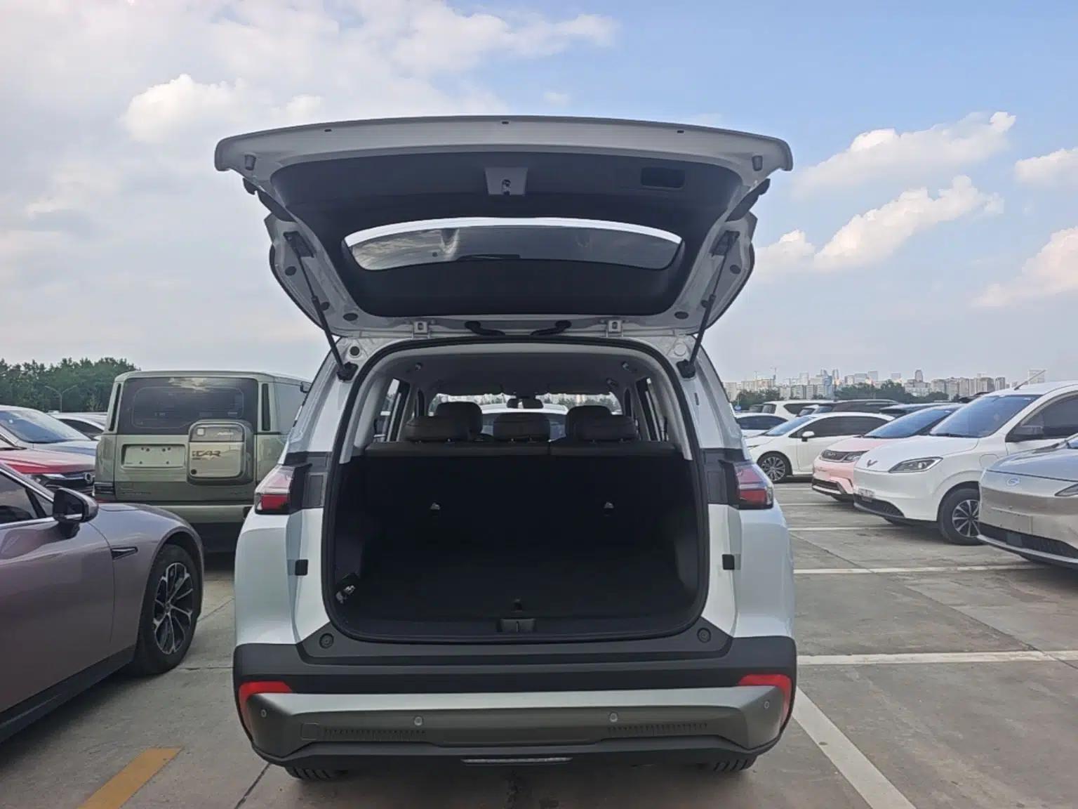 Wuling Xingguang 560 New Energy 2026 Model, Plug-in Hybrid, 125 km, Luxury Version — миниатюра 27