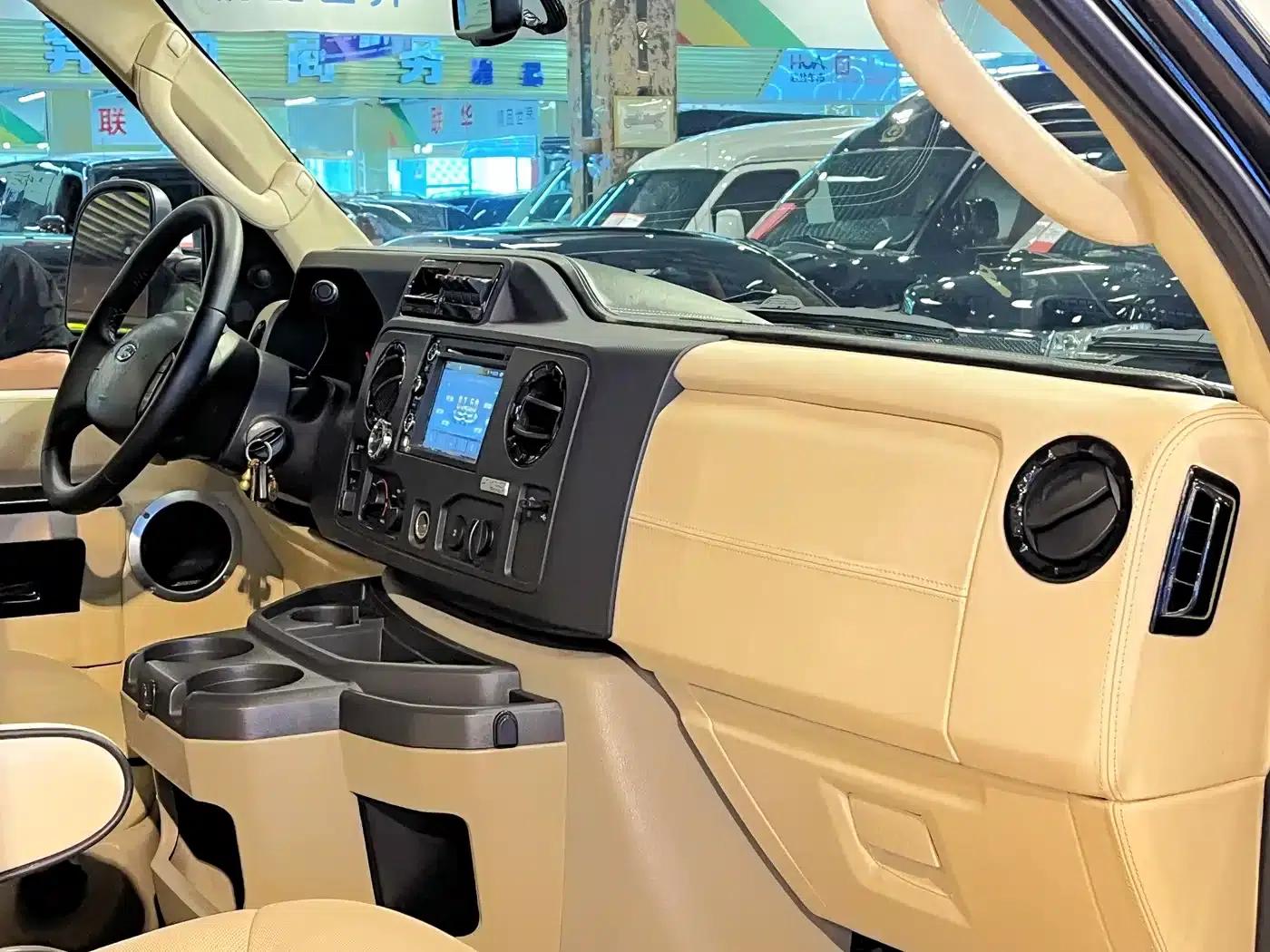 2011 Ford E350 5.4L Standard Yacht Edition — миниатюра 11