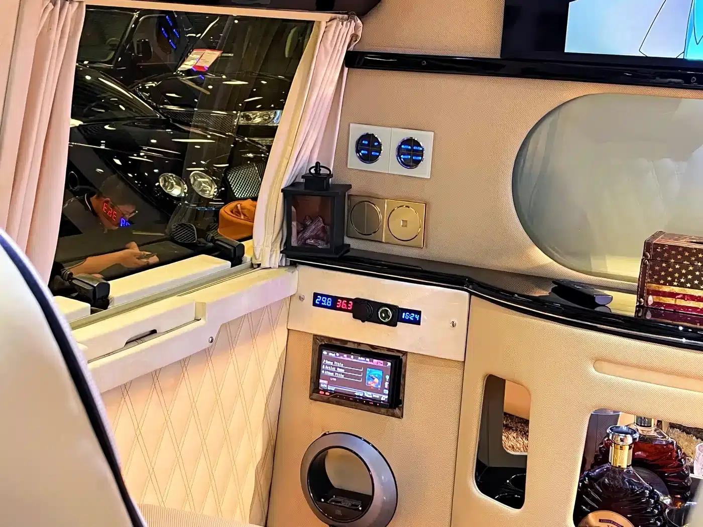 2011 Ford E350 5.4L Standard Yacht Edition — миниатюра 17