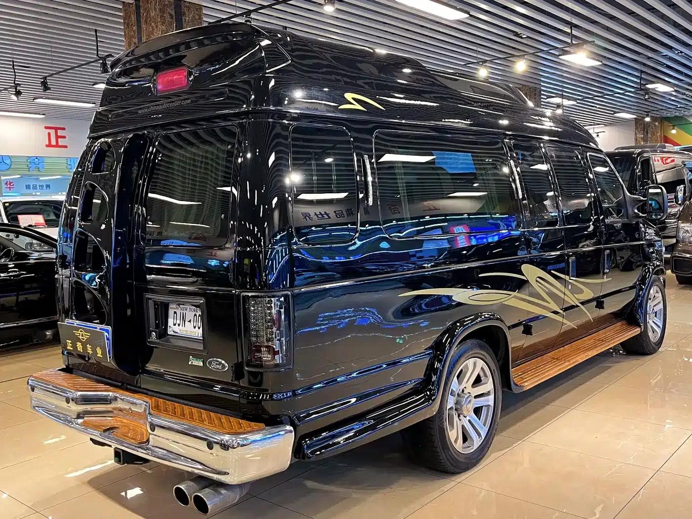 2011 Ford E350 5.4L Standard Yacht Edition — миниатюра 3