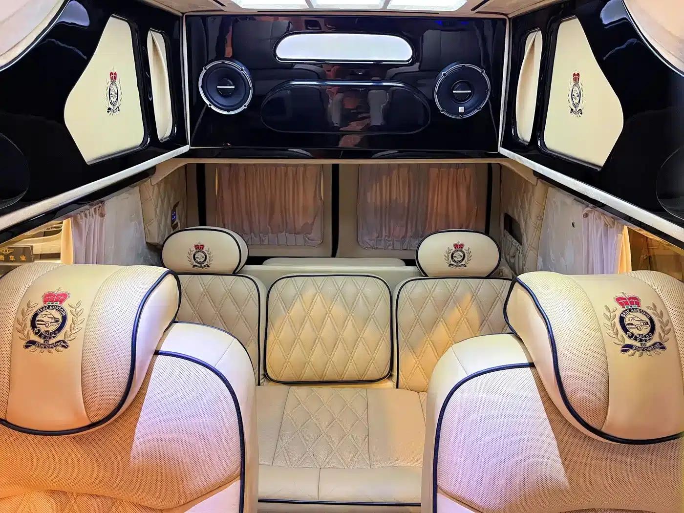 2011 Ford E350 5.4L Standard Yacht Edition — миниатюра 22