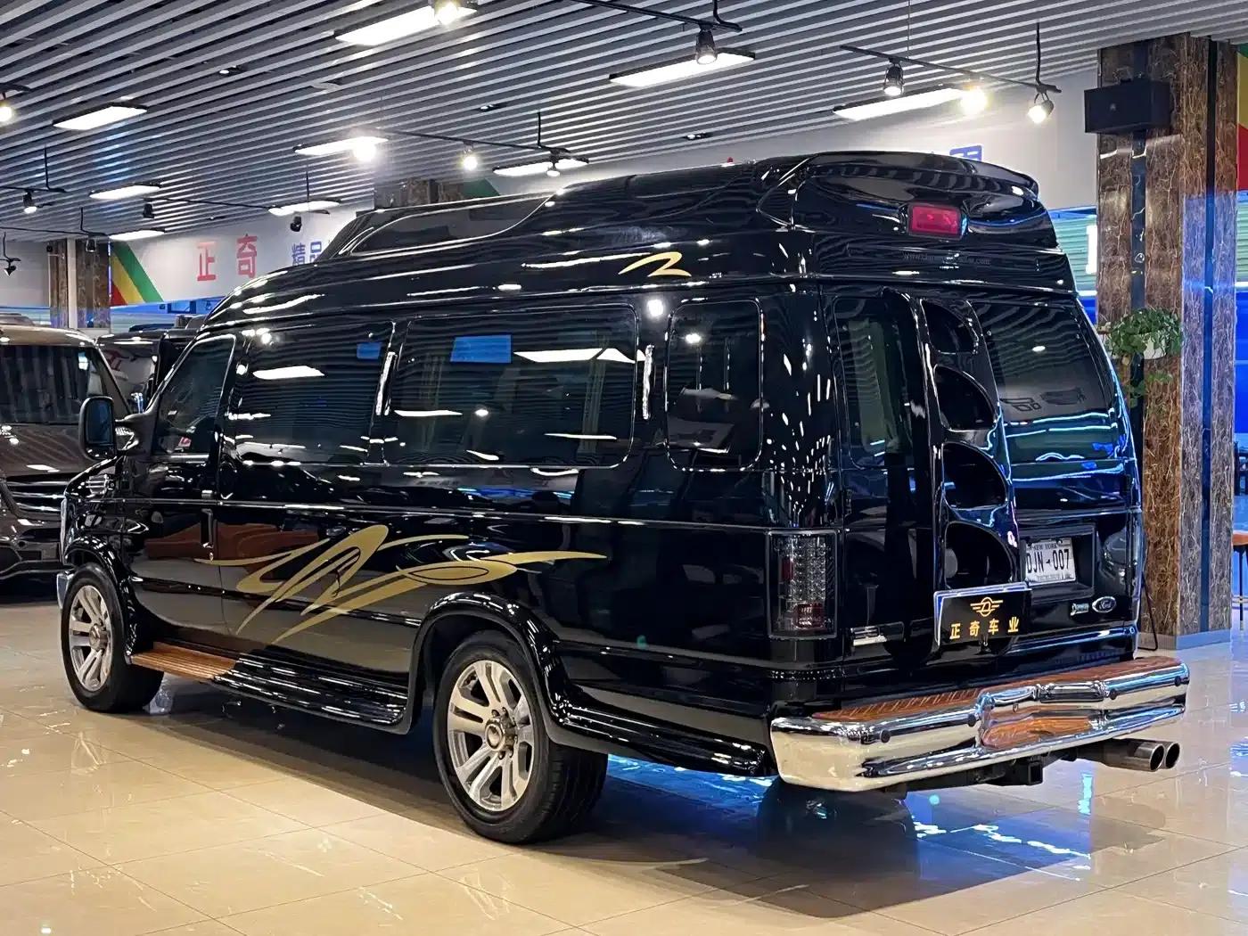 2011 Ford E350 5.4L Standard Yacht Edition — миниатюра 4