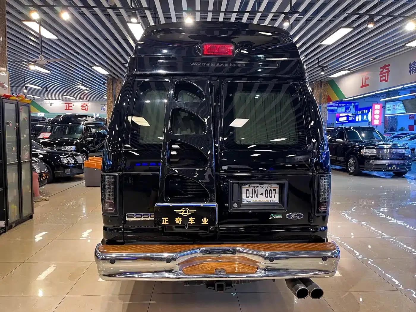 2011 Ford E350 5.4L Standard Yacht Edition — миниатюра 5